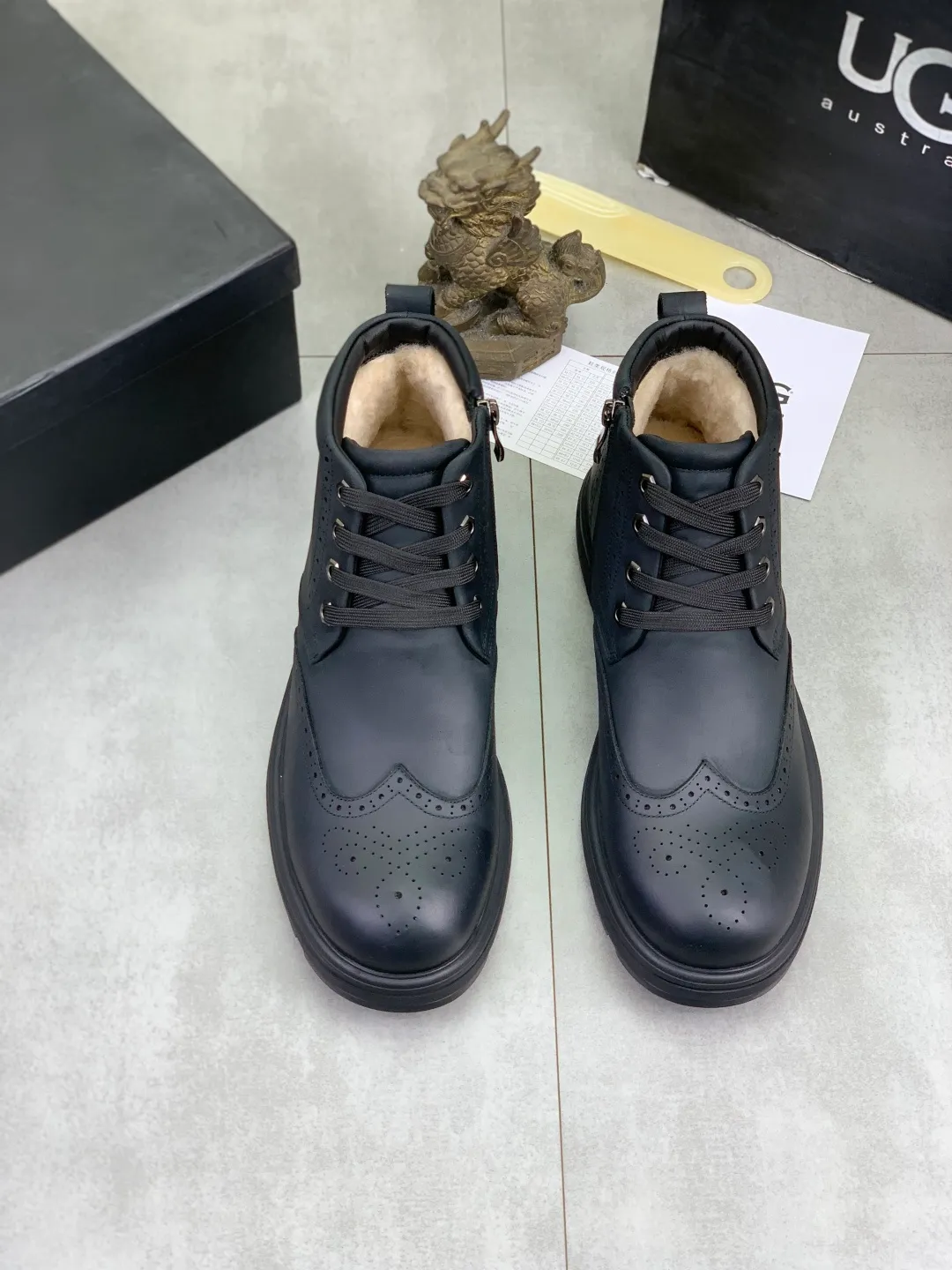 Men's shoes 💰P620 [New style] 💰 🆘 "Real wool" [UGG] 👉The popular men's shoes are synchronized with the official website 🔰The quality [proud] is not comparable to the imitations in the general market 🌀The upper is imported Italian frosted cowhide, and the lining: foot pads 🅰️Grade 🐑Real wool👻Only Grade A can show the effect The hand feels smooth and delicate 🔱The shoe shape is grand, only the factory can do it 🎄The perfect toughness of the original outsole 👻⬛️ can allow customers to say goodbye to one-time consumption. Real wool lining, super warm. Brown and gray available. Size: 38-44